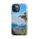 Coque iPhone® (Homme au bord d'une falaise) Home Travel World Store