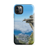 Coque iPhone® (Homme au bord d'une falaise) Home Travel World Store