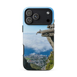 Coque iPhone® (Homme au bord d'une falaise) Home Travel World Store