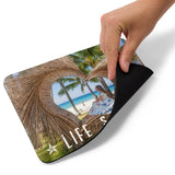 Tapis de souris femme se relaxant au bord de plage Home Travel World Store