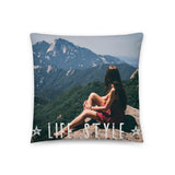 Coussin Life style ( Femme Aventurière dans les montagnes ) Home Travel World Store