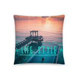 Coussin Life style ( Femme dans un Bungalow de Luxe, Tropic ) Home Travel World Store
