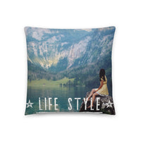 Coussin Life style ( Femme Aventurière dans les montagnes ) Home Travel World Store