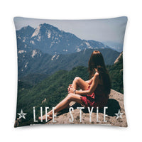 Coussin Life style ( Femme Aventurière dans les montagnes ) Home Travel World Store