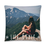 Coussin Life style ( Femme Aventurière dans les montagnes ) Home Travel World Store