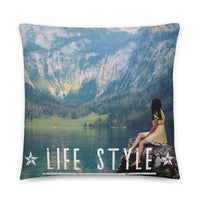 Coussin Life style ( Femme Aventurière dans les montagnes ) Home Travel World Store