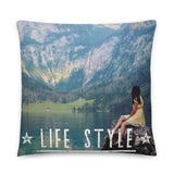 Coussin Life style ( Femme Aventurière dans les montagnes ) Home Travel World Store